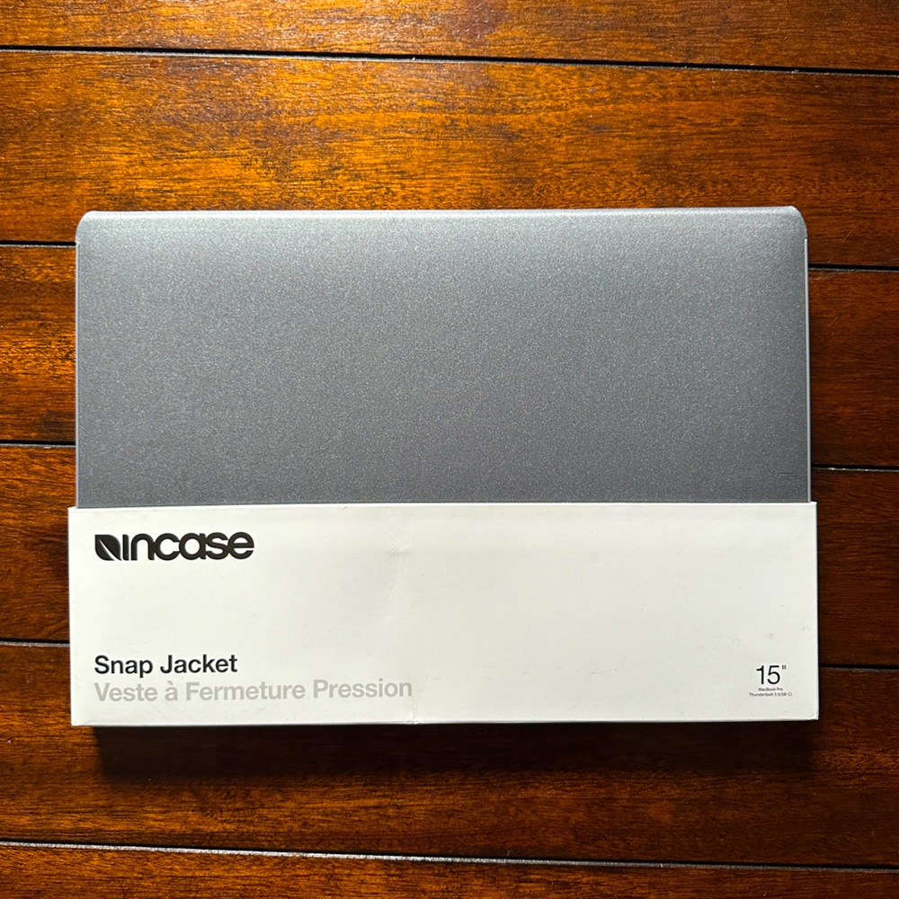 INCASE SNAP JACKET FOR MACBOOK 15 inches USB-C Thunderbolt.